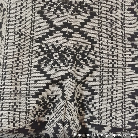 NEWWho What Wear Black & White Embroidered Shorts SZ 14 - Picture 4 of 5